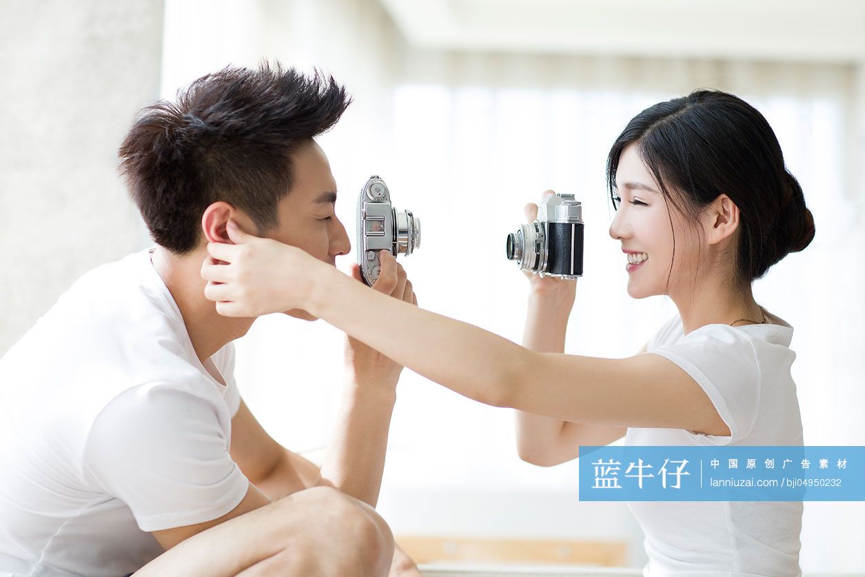 年轻情侣在家共享甜蜜时光-蓝牛仔影像-中国原创广告影像素材