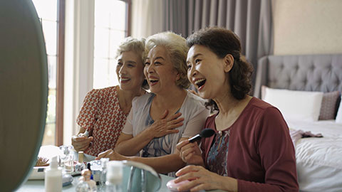 Senior Chinese friends applying makeup at home,4K