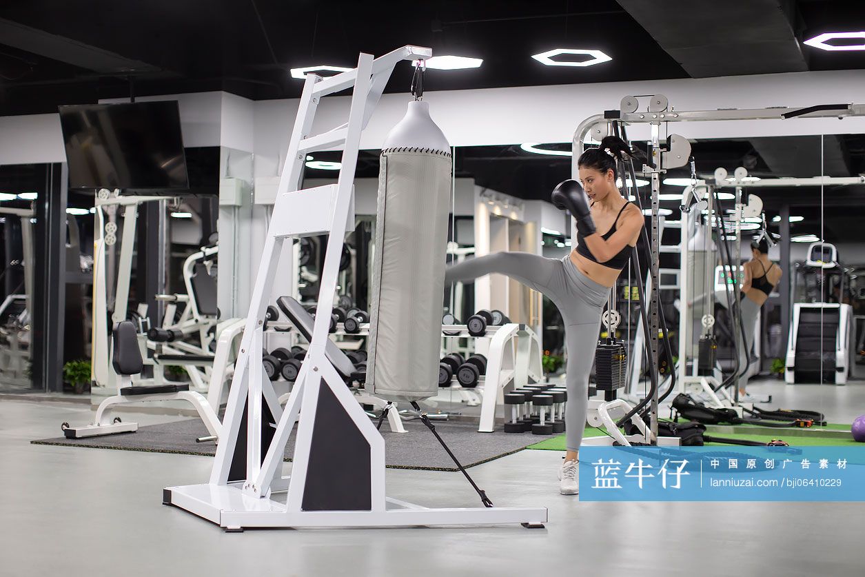 年轻女士在健身房练拳击