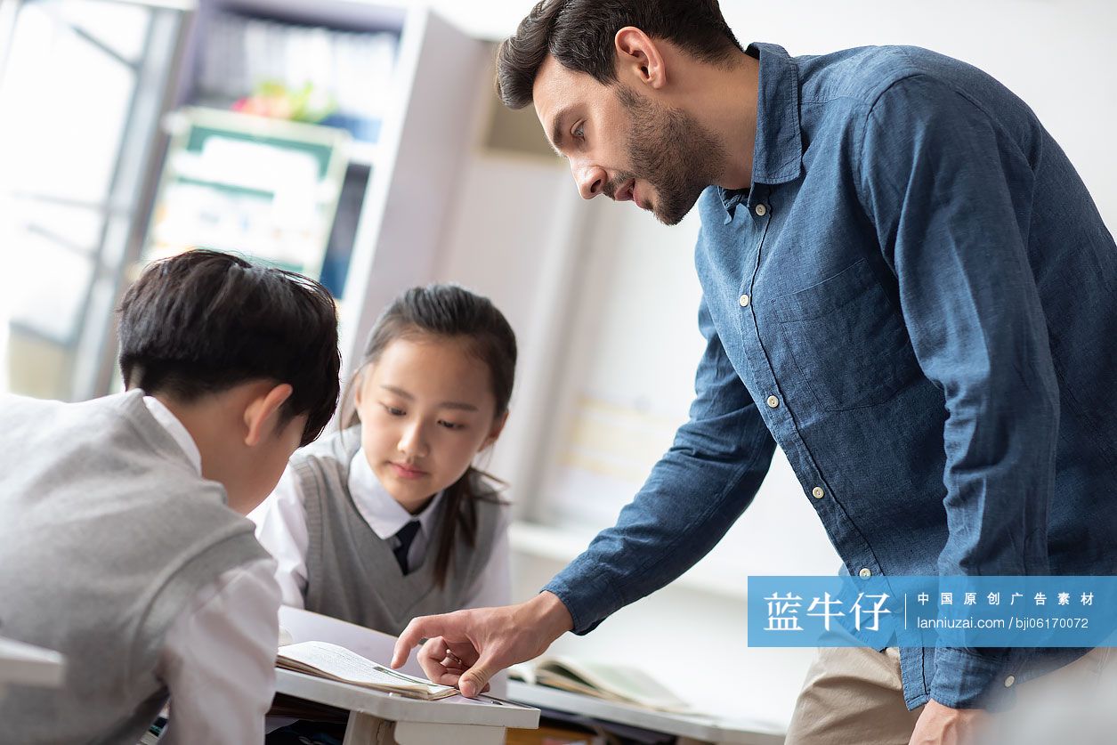 年轻的老师在上课