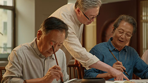老人们聚在一起练习书法