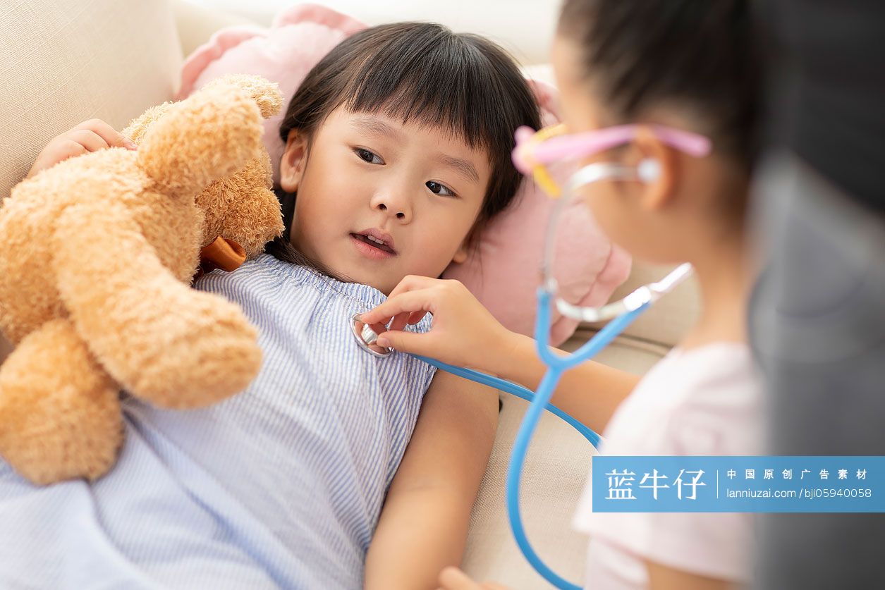 可爱的小女孩扮演医生给病人看病-原创广告素材图片-蓝牛仔