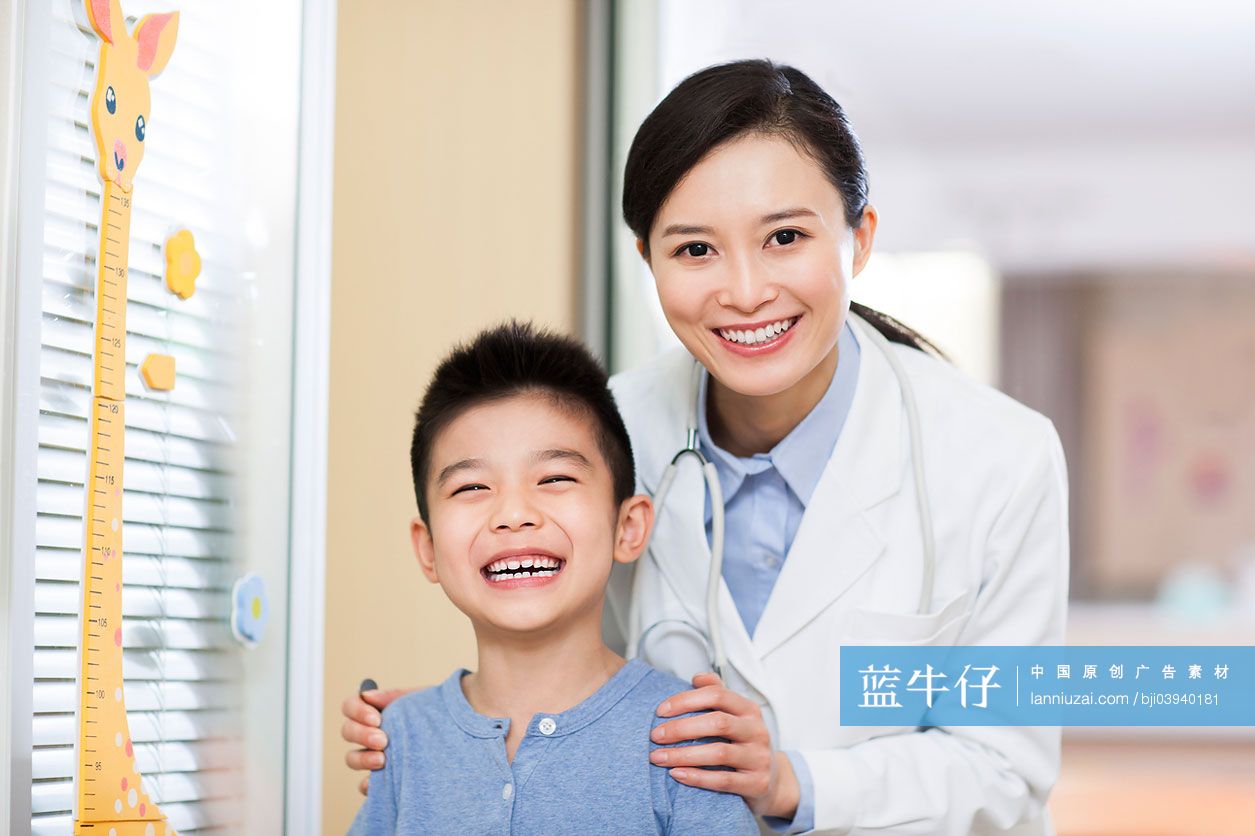 儿科医生与小男孩