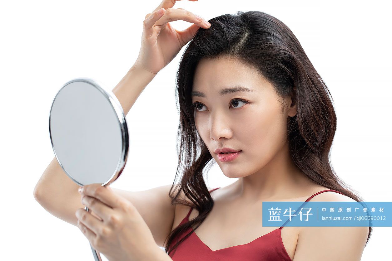 年轻美女照镜子