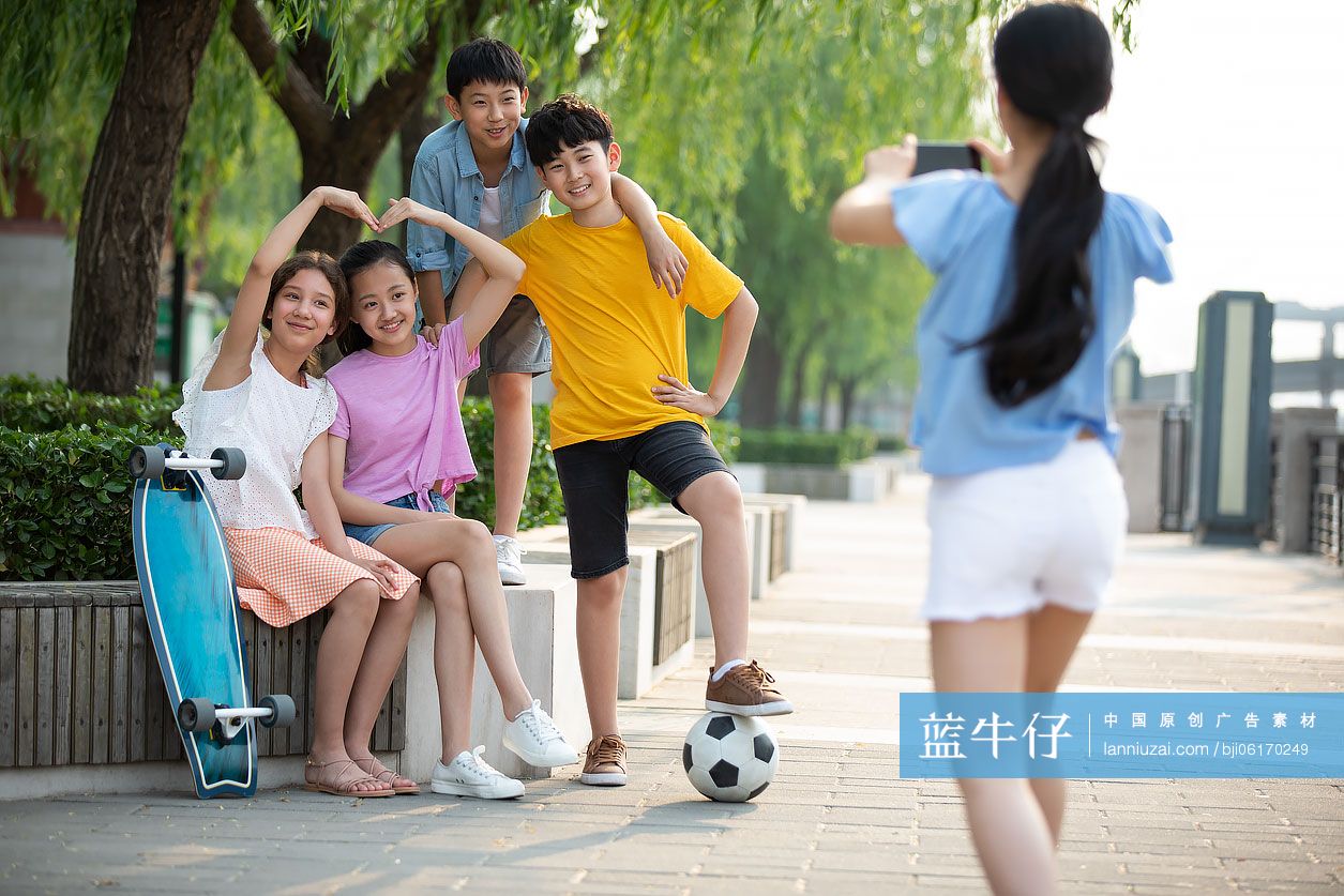 青少年在公园拍照