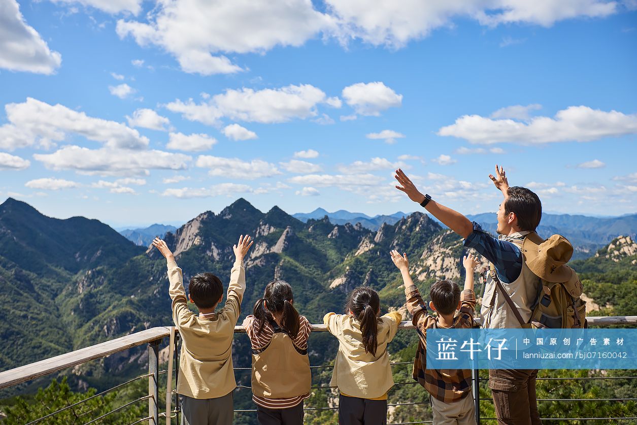 老师带着孩子们在山间远足