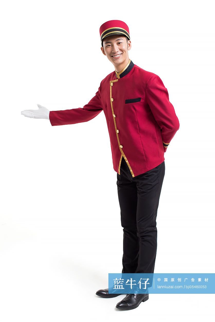 酒店门童做出欢迎手势