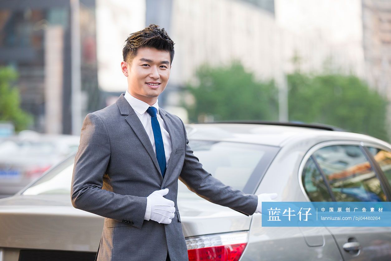 专车司机站在车旁边