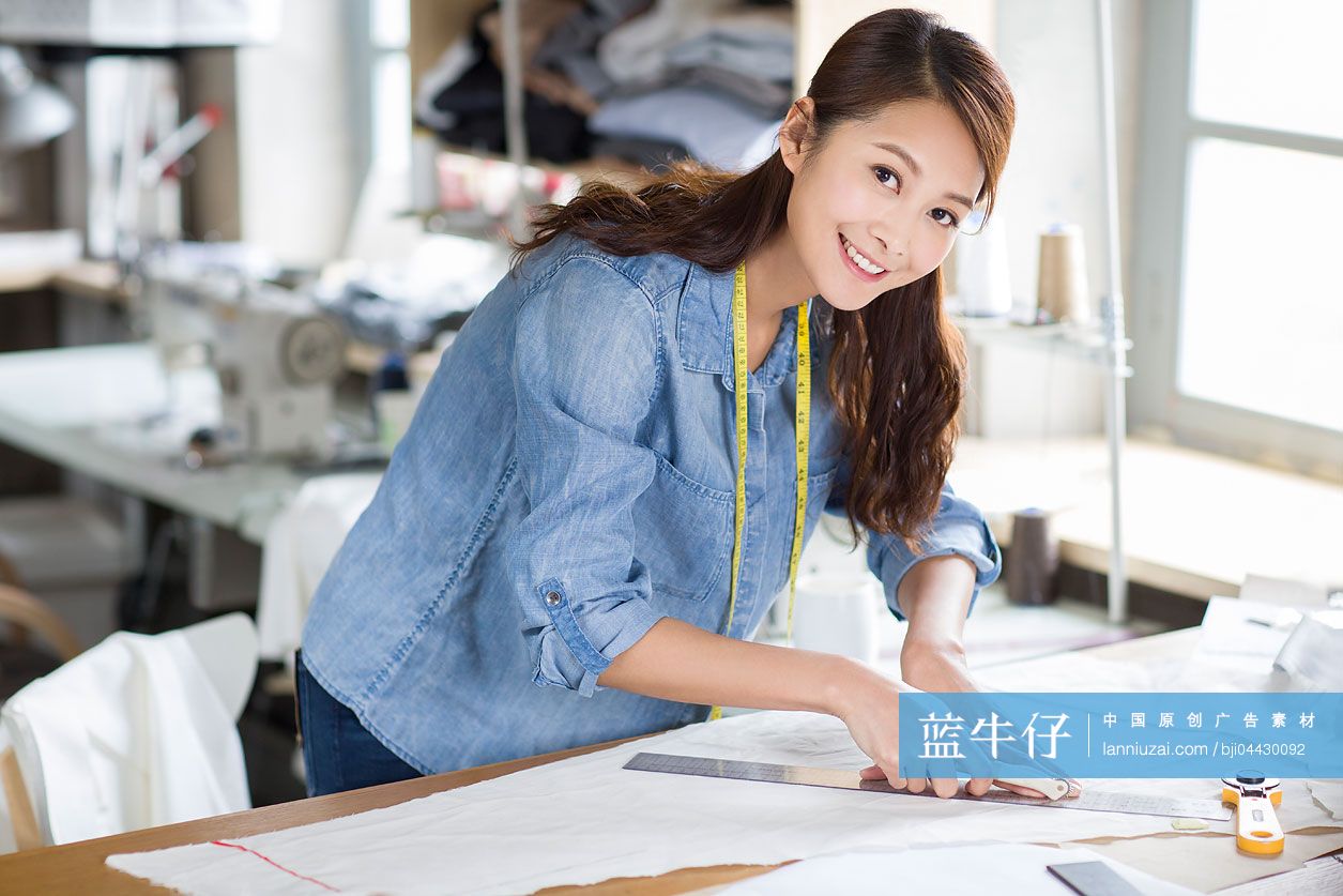服装设计师在工作室工作