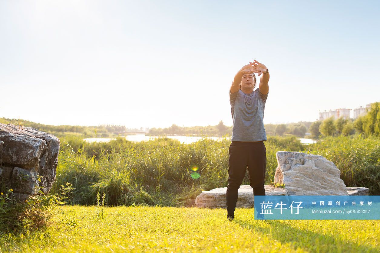 开心的中老年男子在公园锻炼身体