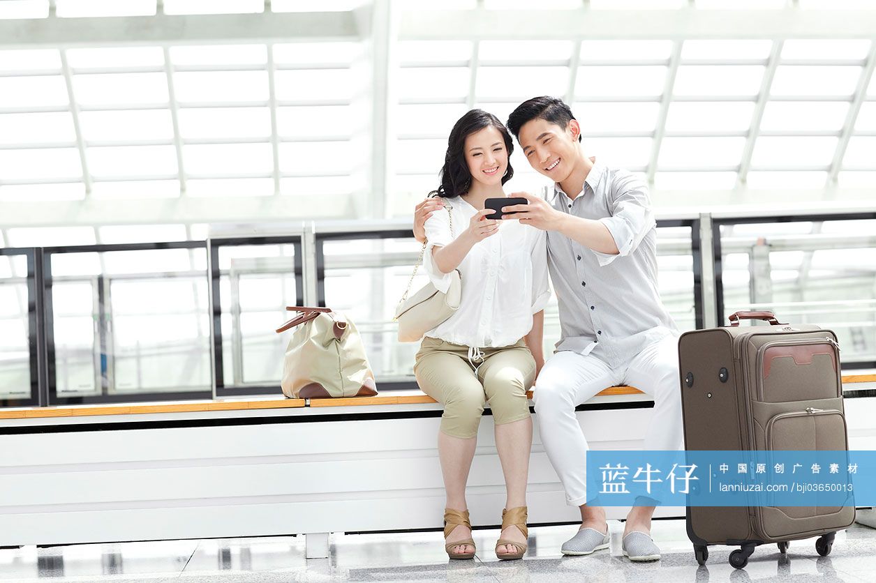 年轻情侣在地铁站拥抱-蓝牛仔影像-中国原创广告影像素材