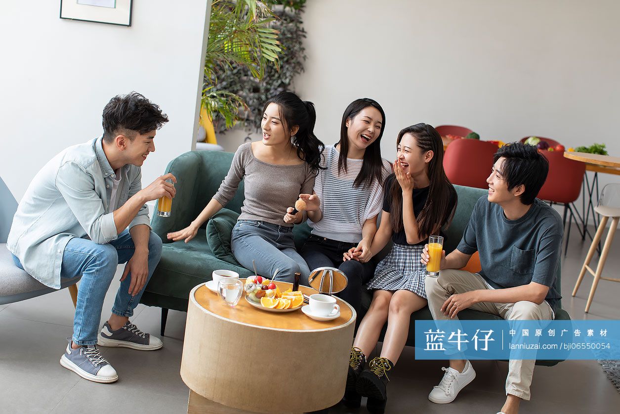 年轻朋友周末聚会