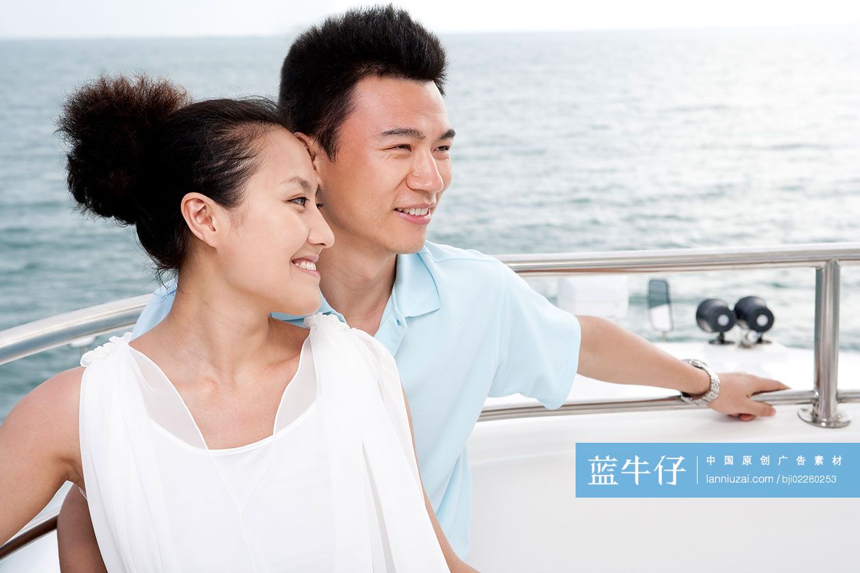青年夫妇在游艇上休闲