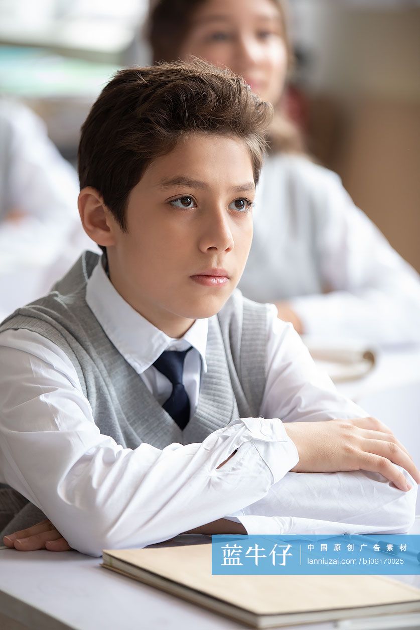 学生在教室学习