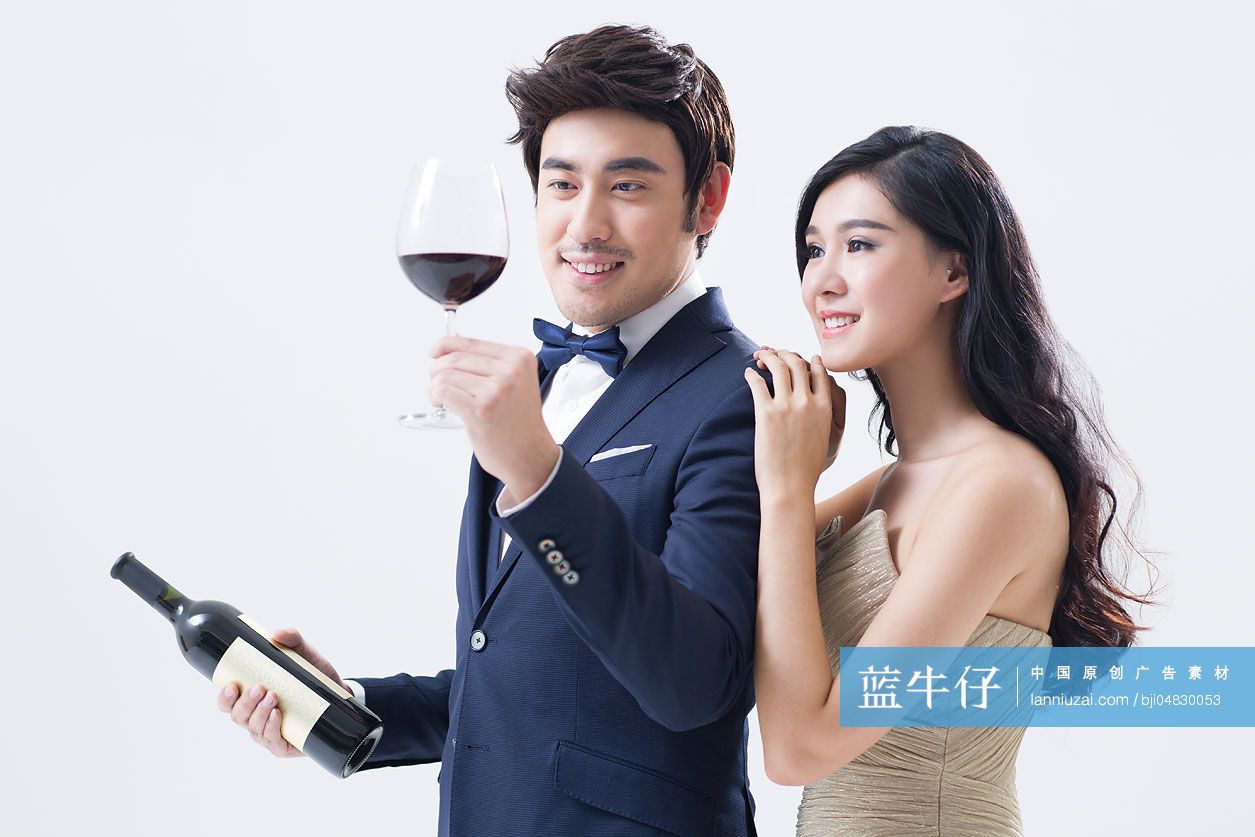 优雅的年轻情侣品尝红酒