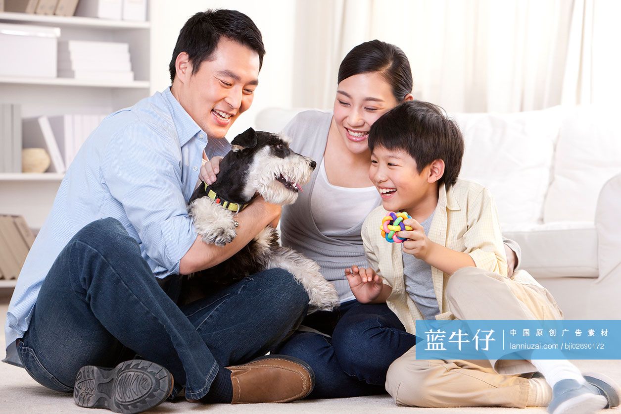 一家三口和雪纳瑞狗