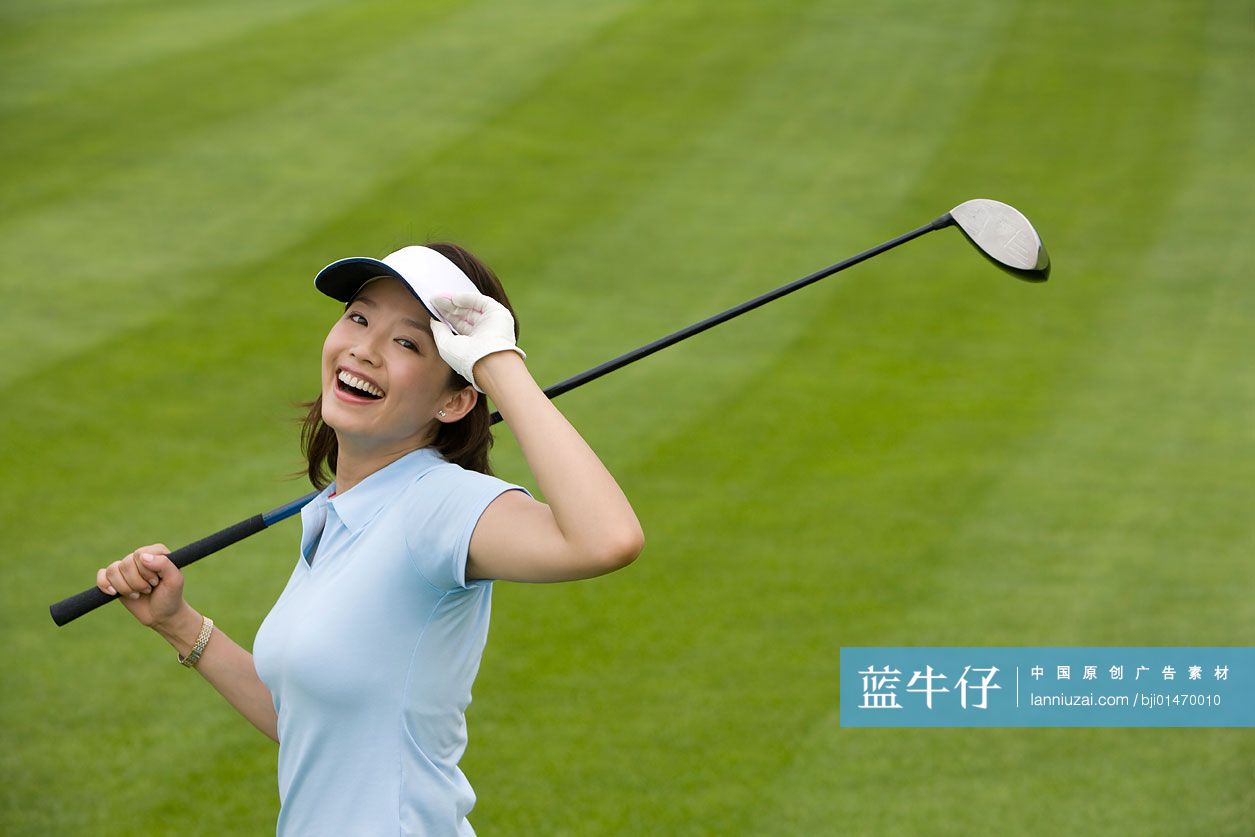 年轻女子打高尔夫球照片摄影图片_ID:143464439-Veer图库