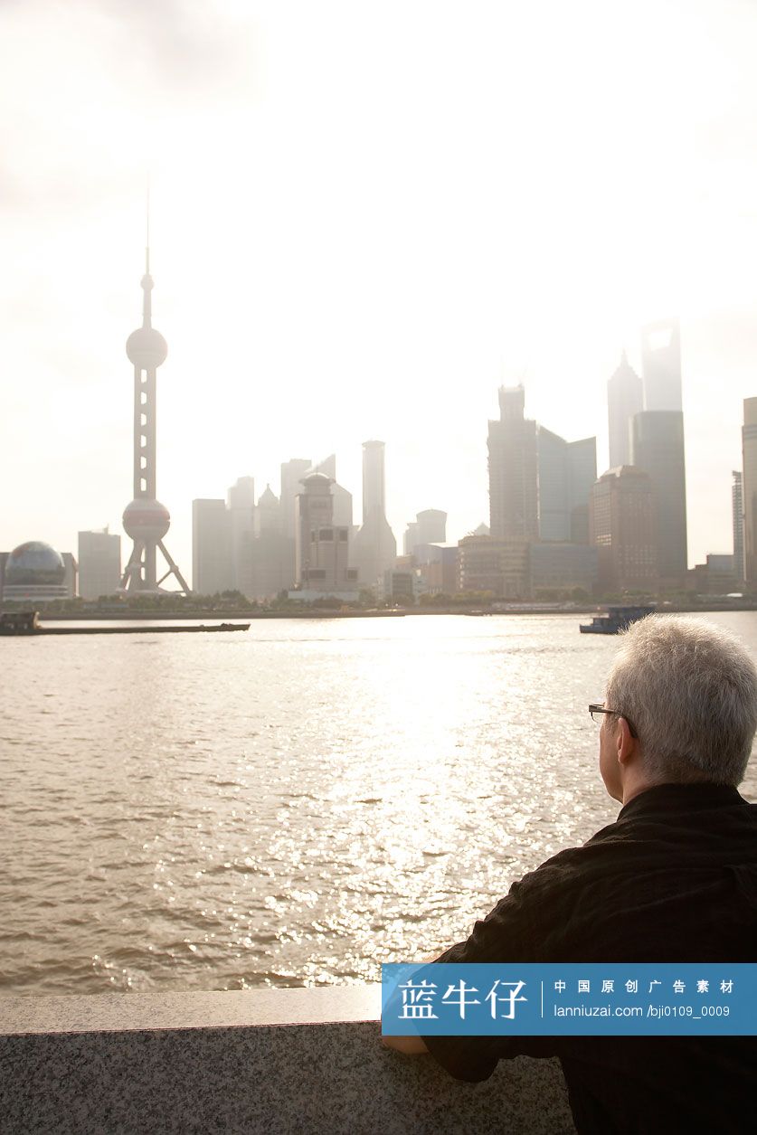 男子在上海旅游