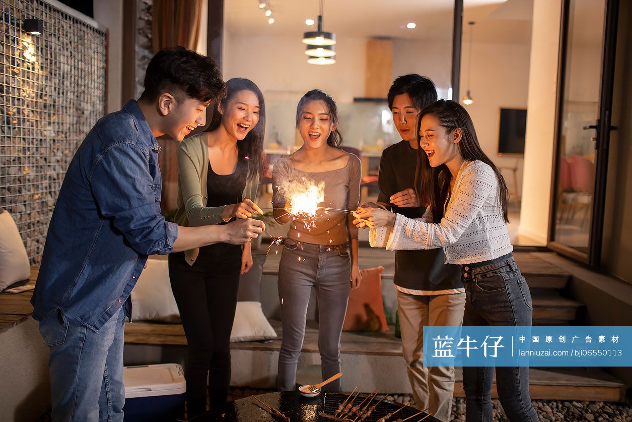 年轻朋友在庭院里烧烤聚餐