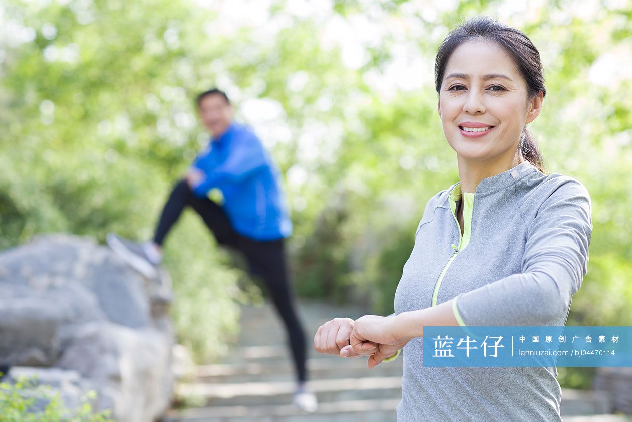 中年女子在公园健身