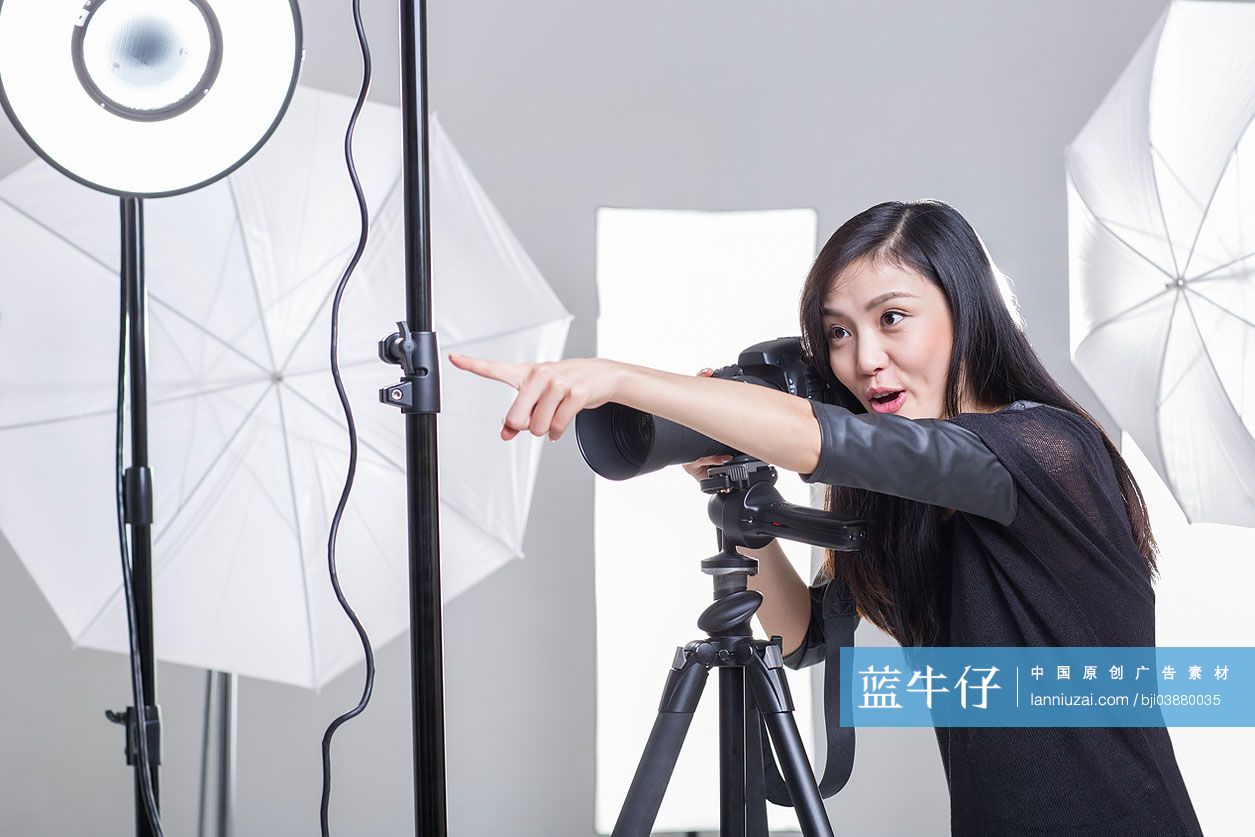 摄影师在影棚里拍照