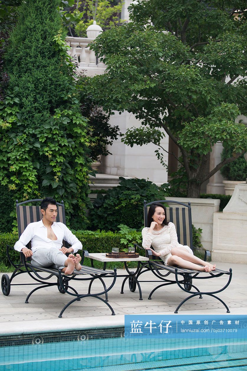 年轻情侣在躺椅上休息