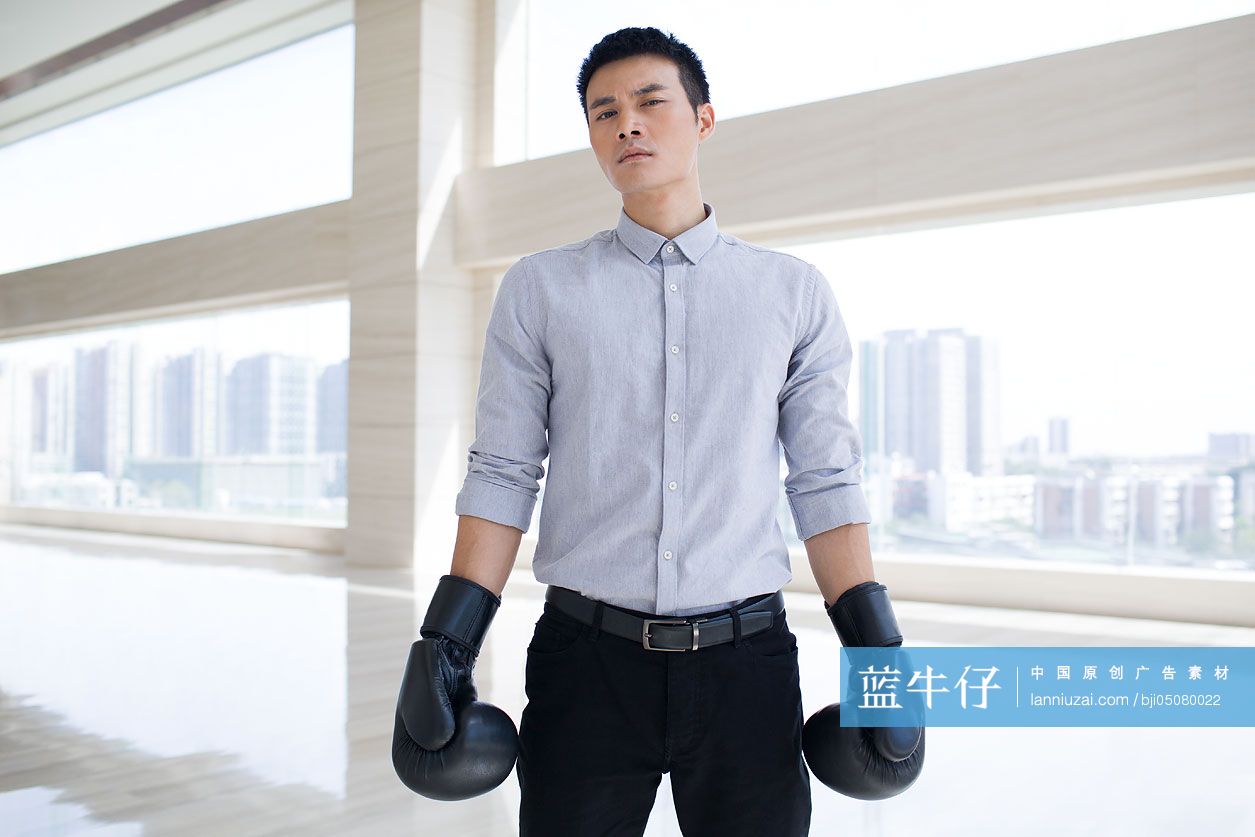 年轻商务男子戴着拳击手套