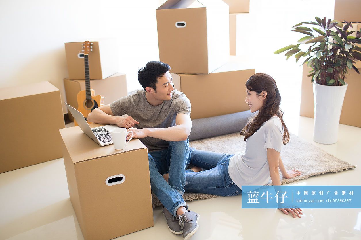 年轻夫妇搬入新家-蓝牛仔影像-中国原创广告影像素材