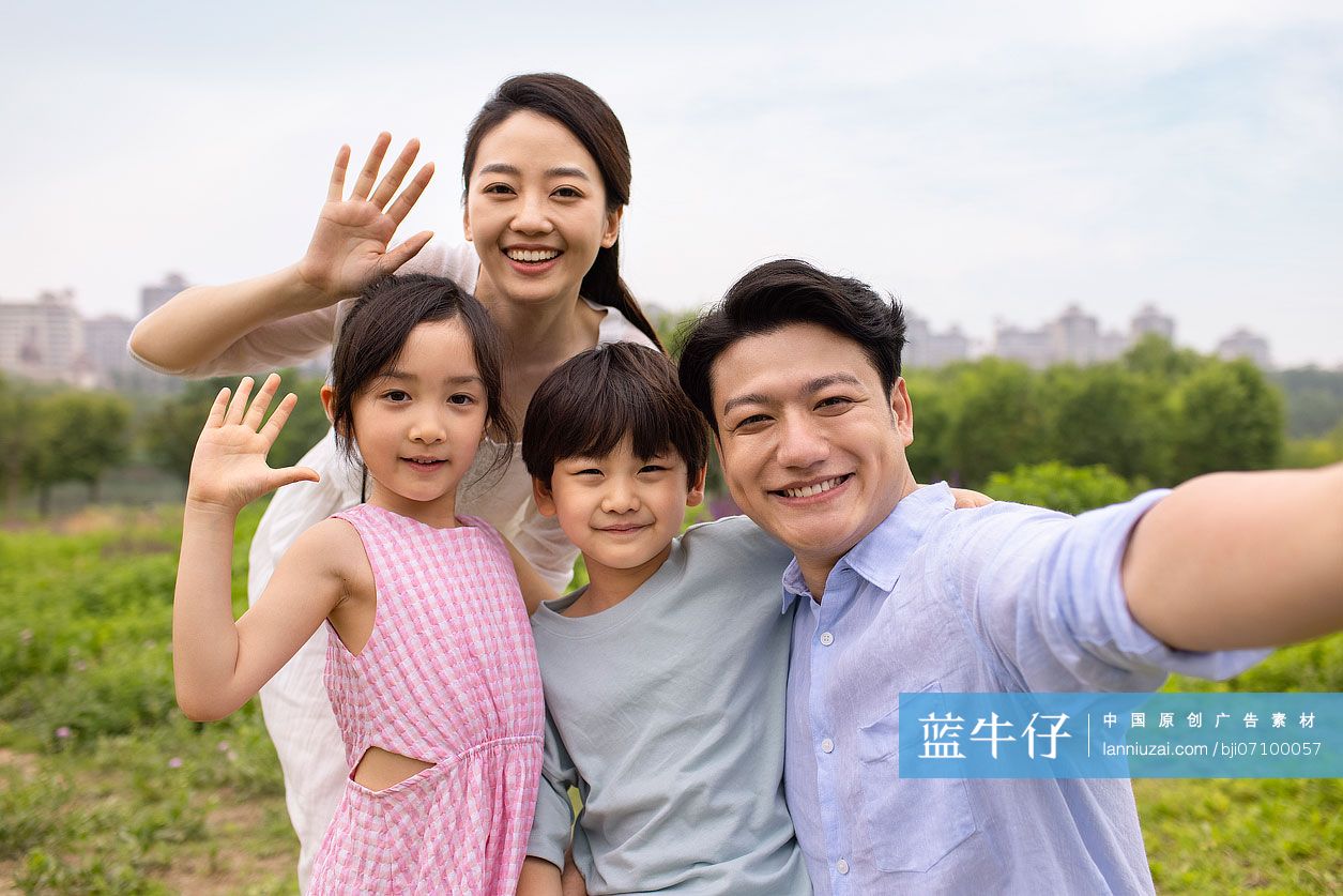 一家人在公园玩耍