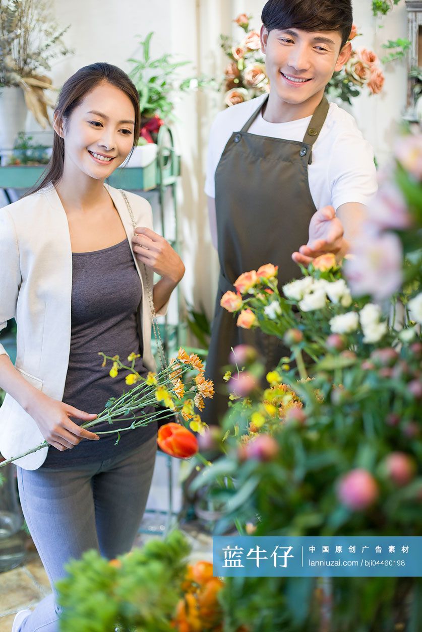 花店老板帮顾客选花