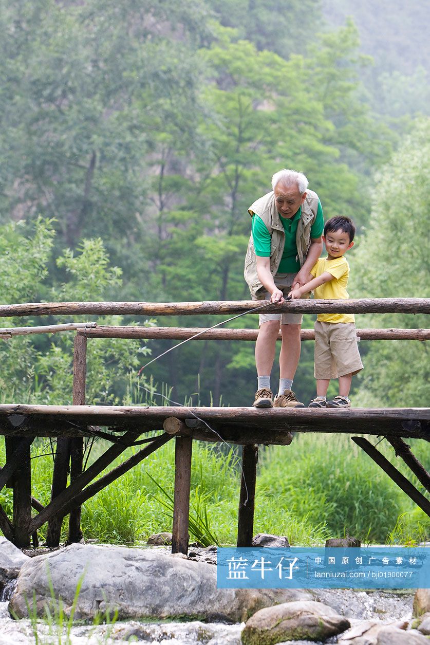 爷孙俩野外钓鱼
