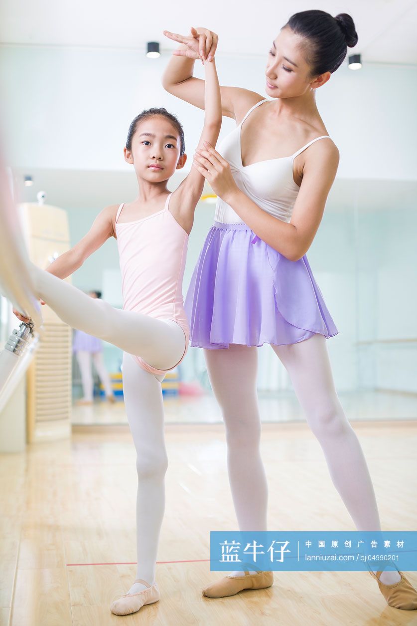 年轻舞蹈老师教小女孩跳芭蕾