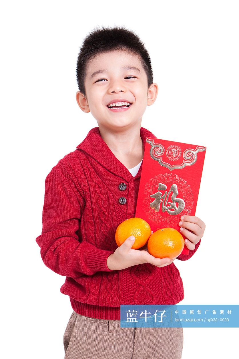 小男孩手拿红包和桔子