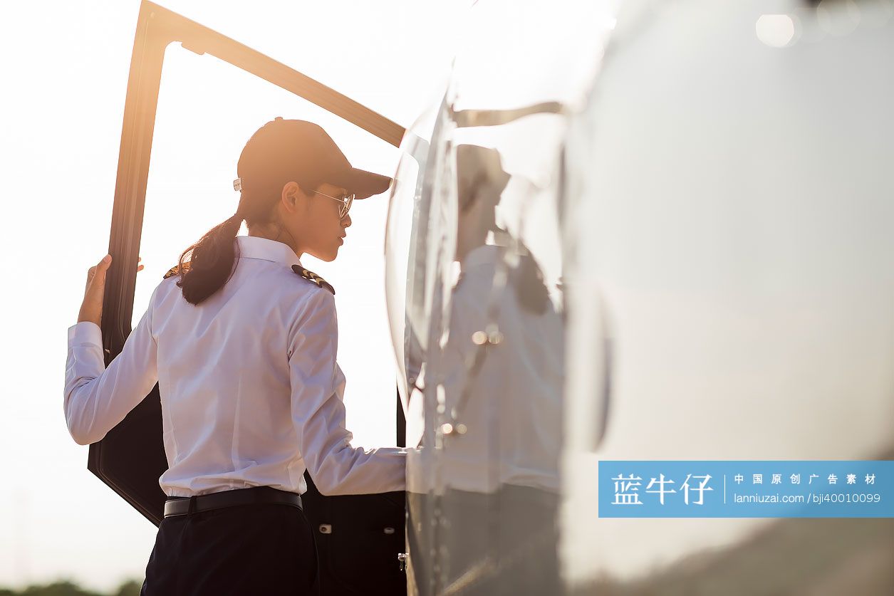 飞行员打开直升机驾驶舱门