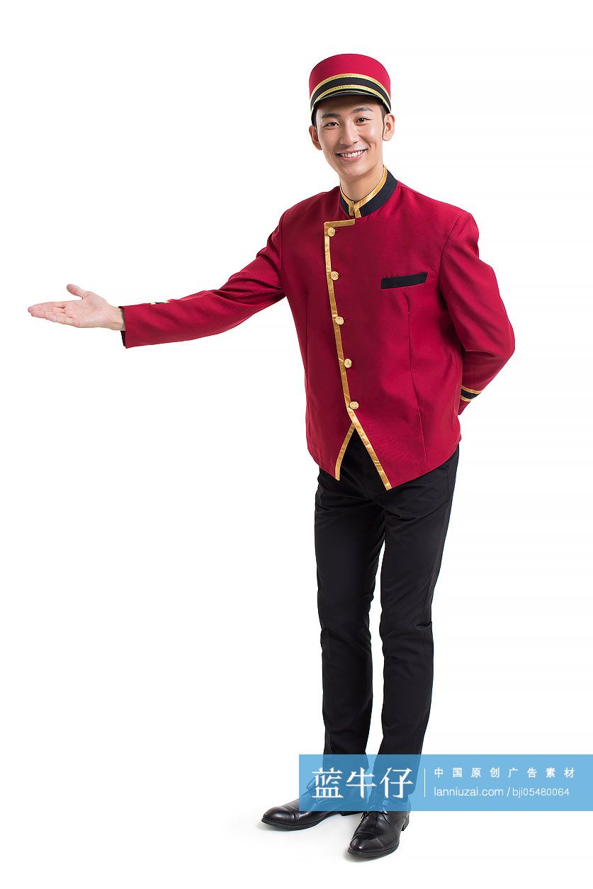 酒店门童做出欢迎手势