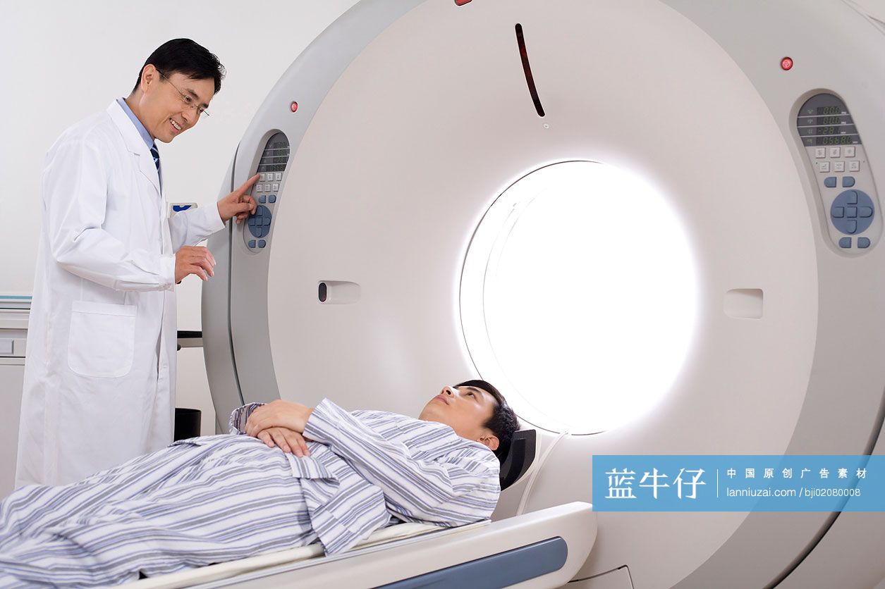 医生给病人做检查