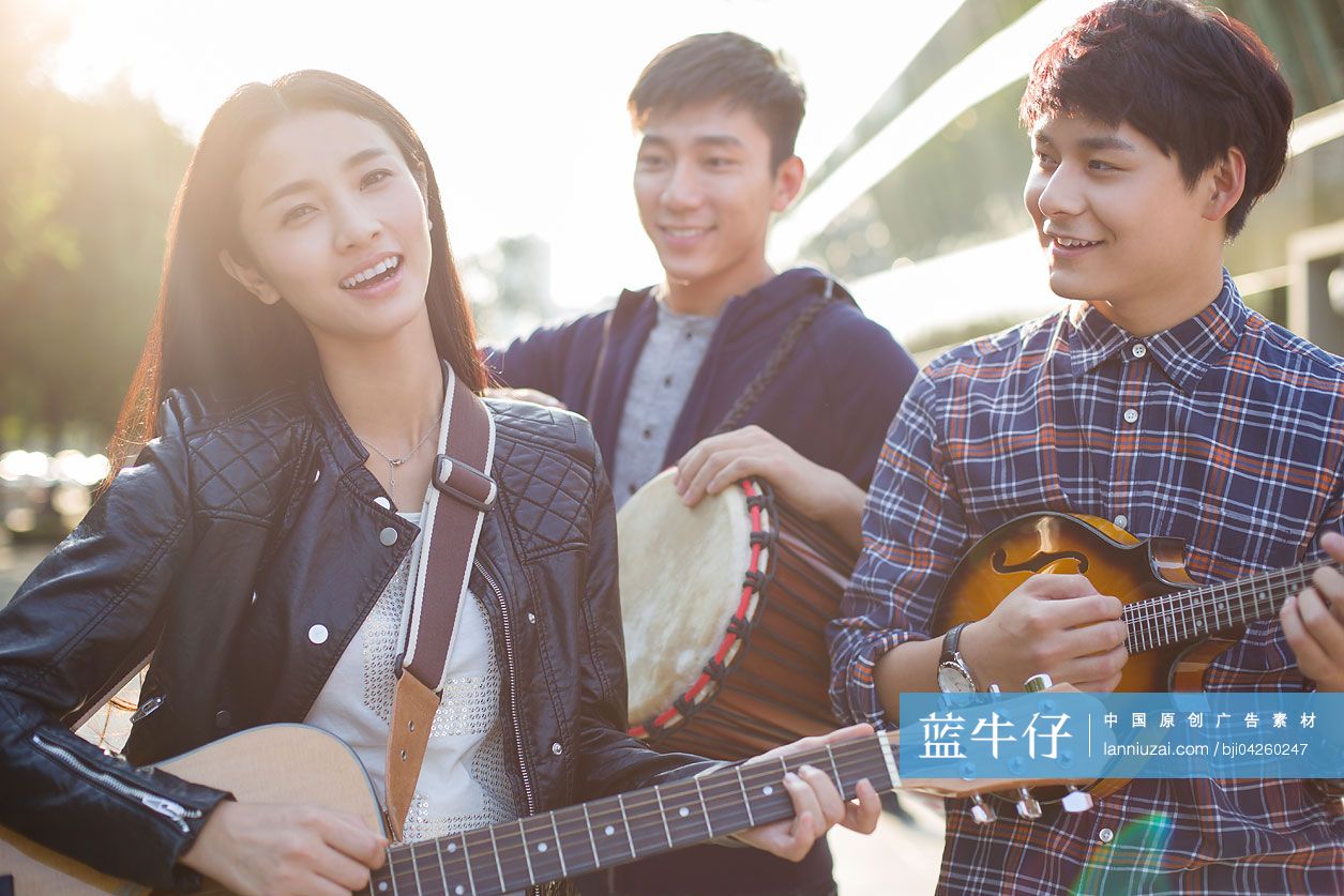 年轻人在街边演奏音乐