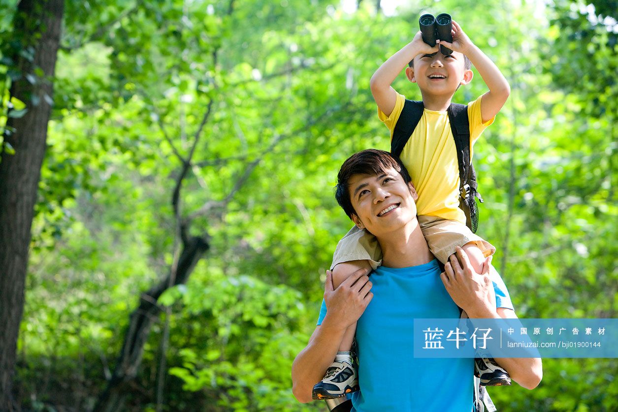 父子俩树林嬉戏