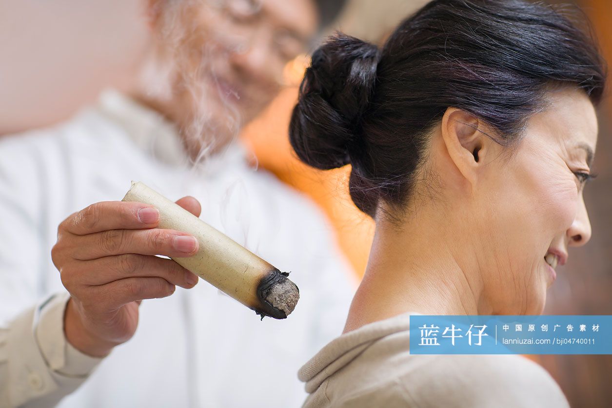 老中医给病人艾灸