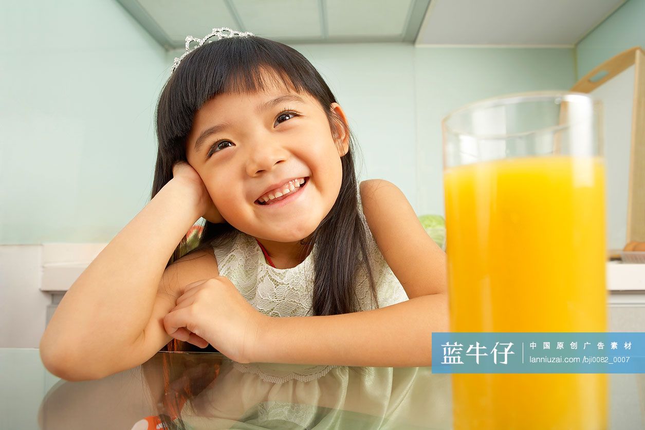 小女孩与橙汁