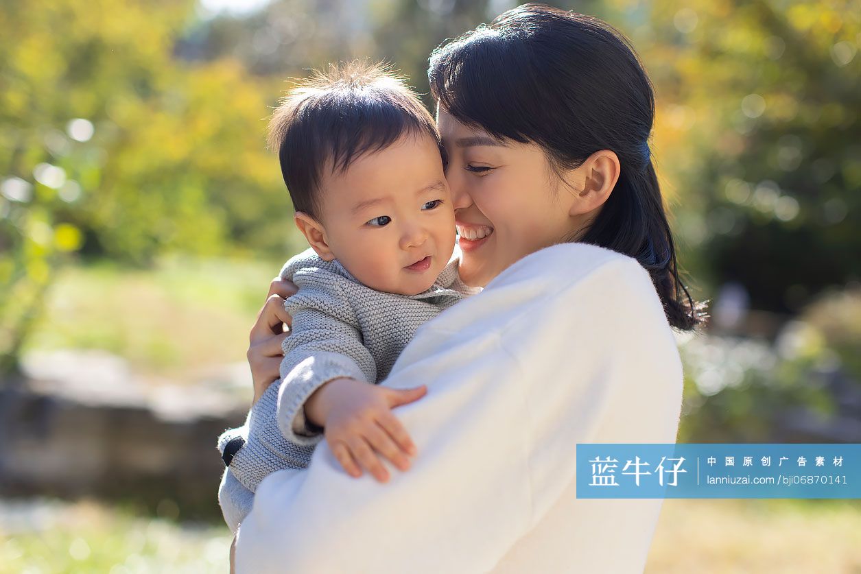 年轻妈妈在公园陪宝宝玩耍