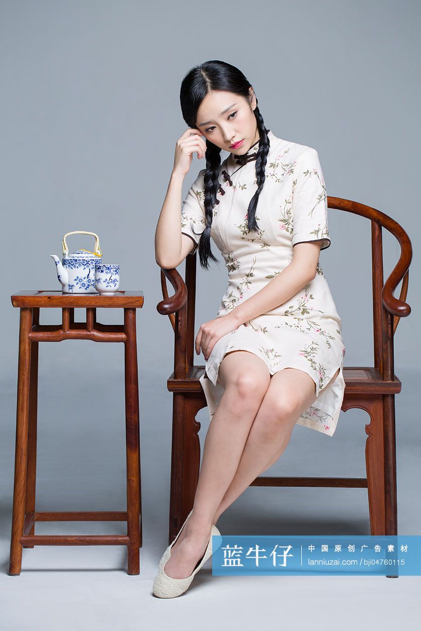 古典美女和茶具