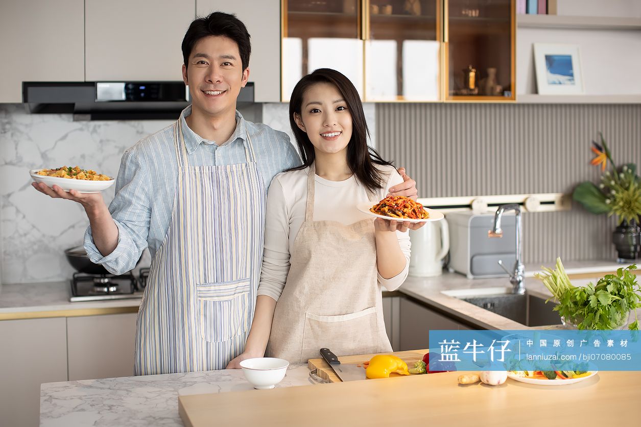 夫妻俩在家做饭