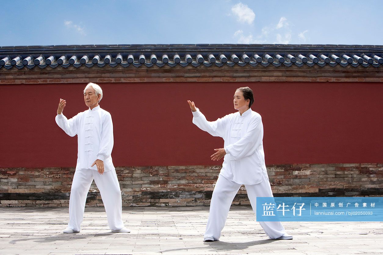 老年男女在天坛打太极