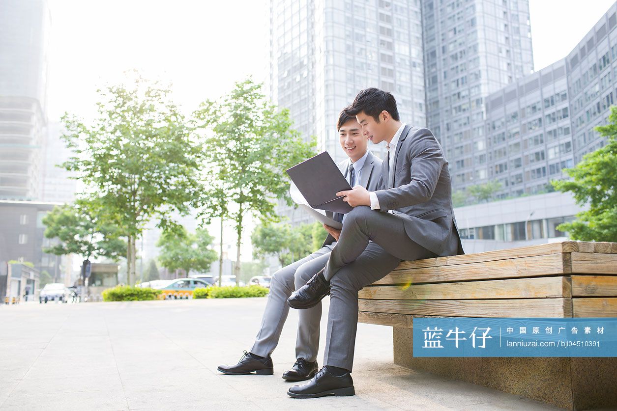 年轻商务人士户外办公