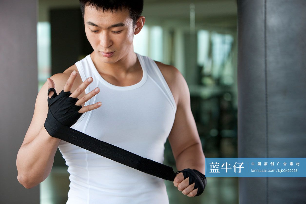 青年男子练习拳击