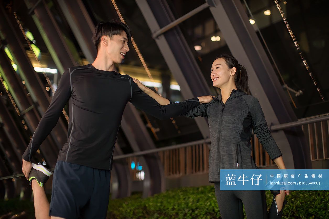 年轻情侣户外热身