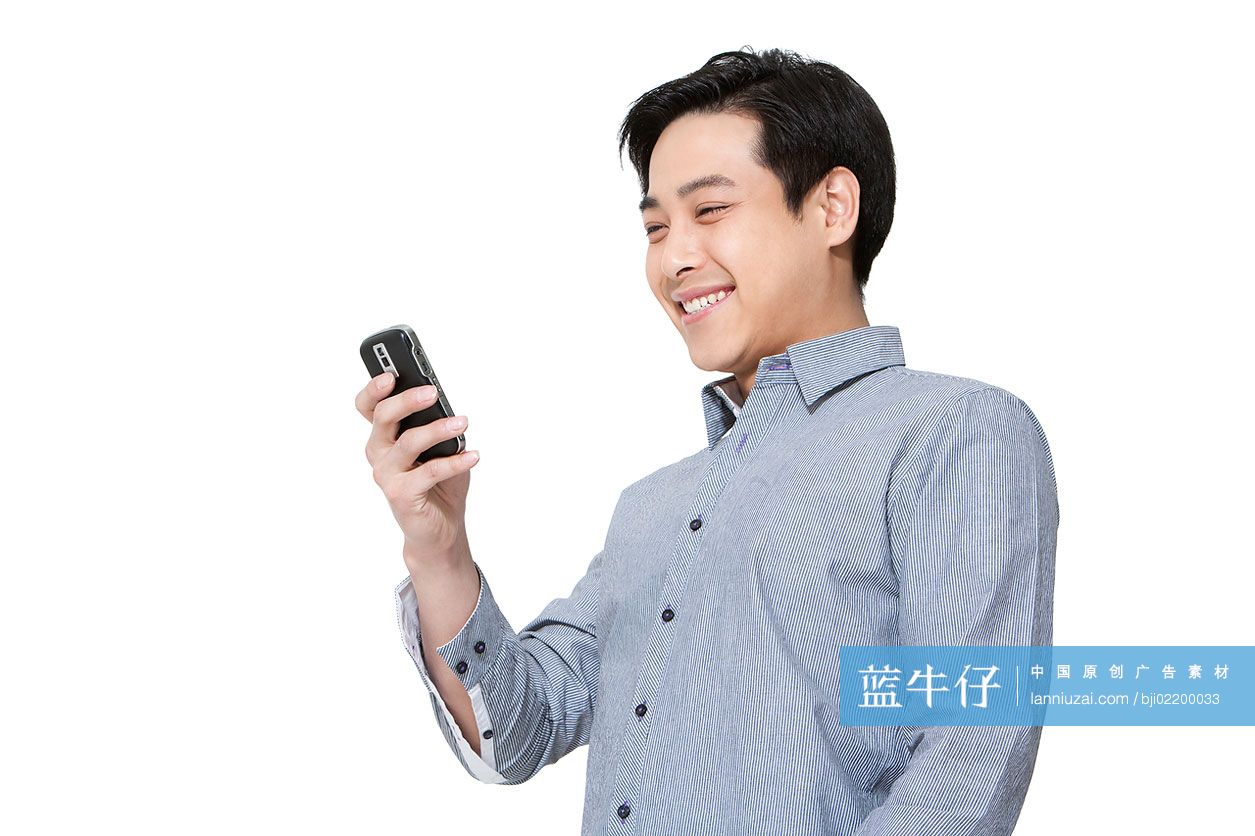 青年男子看手机