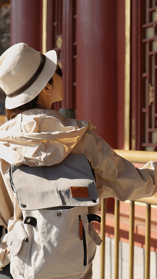 年轻女子在颐和园旅游