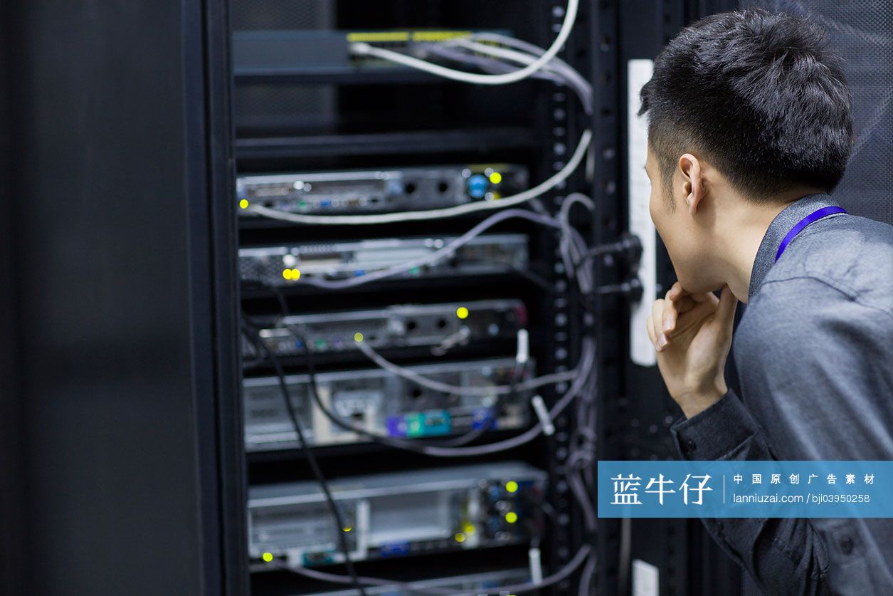 技术员在机房检查维修